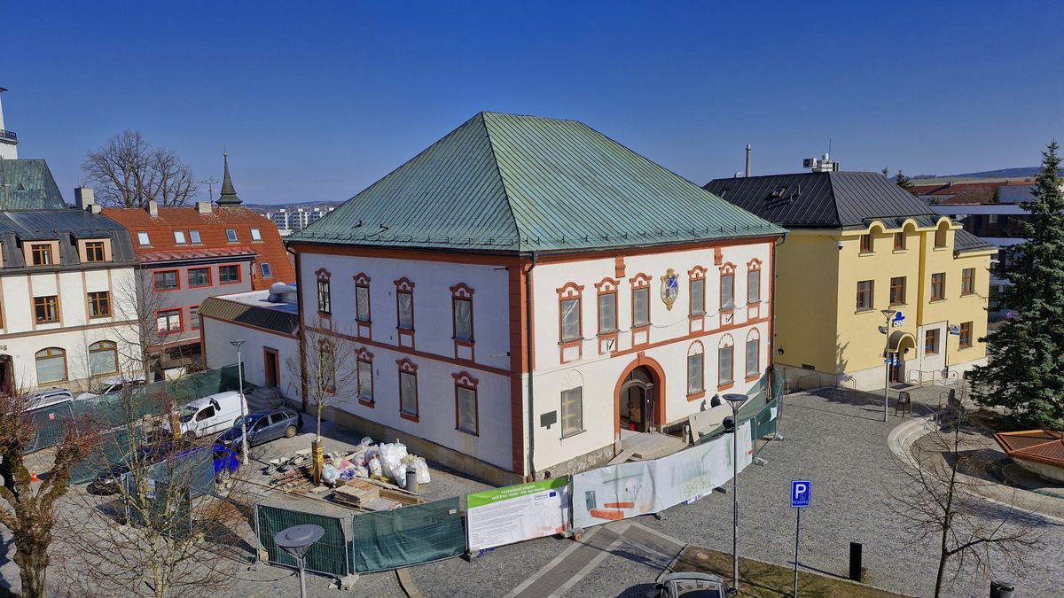 Místo cihlové pouze smetanová. Stará žďárská radnice bude po letech zase jednobarevná